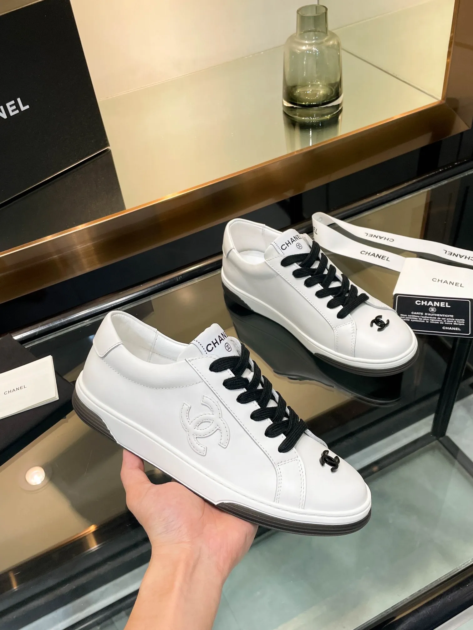 👟👟Ex-factory price 520👟👟Chanel Chanel 25SF latest model full leather panda color white shoes casual sports shoes skateboard shoes original purchase and development production Xiaoxiang C Home Another super popular item in the counter, loved by Internet celebrity bloggers and sisters, and various praises on social platforms. It is very popular, has a high texture, is breathable and super spring and summer. Seeing this issue always arouses the inner desire of girls for fashion. The latest suede material, classic black and white color, full of fashionable feeling on the feet, easy to care for. Fabric: Original customized imported cowhide material. Lining: Customized soft sheepskin lining. Sole: Original molded TPU non-slip outsole. Bottom thickness: 2.5CM. Size: Women's size 35-40 (custom-made sizes 40 are non-refundable)